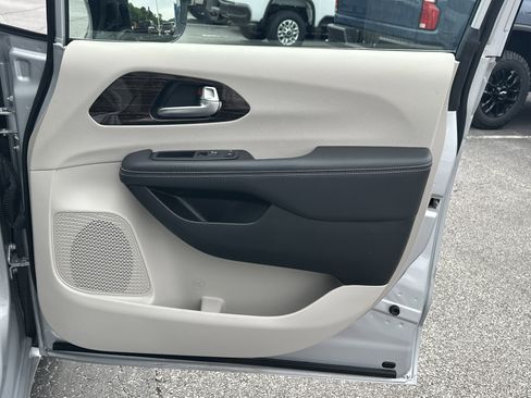 Used 2024 Chrysler Pacifica Limited FWD image 15