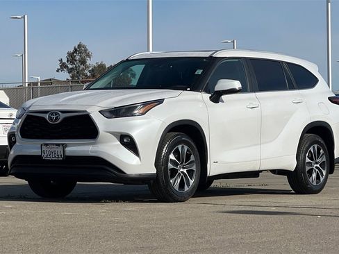Certified 2025 Toyota Highlander XLE image 10