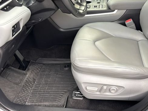 Used 2023 Toyota Highlander XLE AWD/4WD image 29