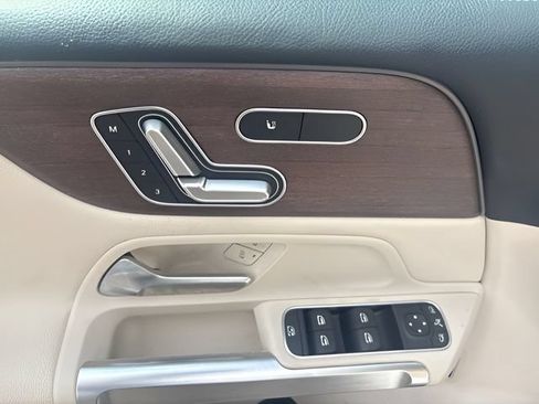 Used 2023 Mercedes-Benz GLB 250 4MATIC w/ Premium Package image 10