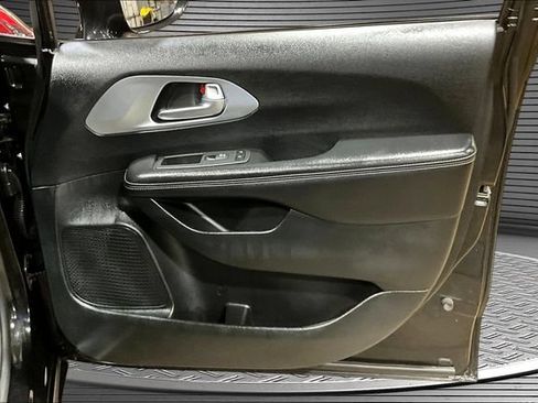 Used 2020 Chrysler Pacifica Touring-L Plus w/ S Appearance Package FWD image 25