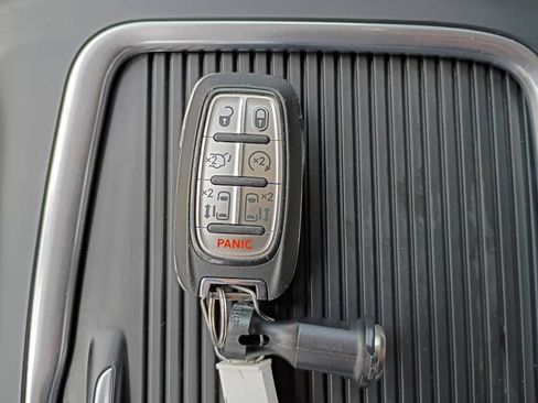Used 2024 Chrysler Pacifica Touring-L FWD image 43