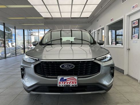 Used 2023 Ford Escape Platinum w/ Premium Technology Package AWD/4WD image 2