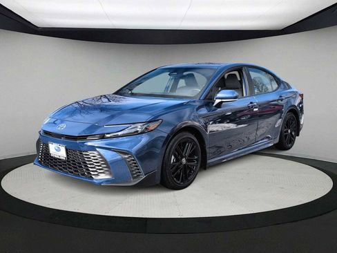 Used 2025 Toyota Camry SE image 4