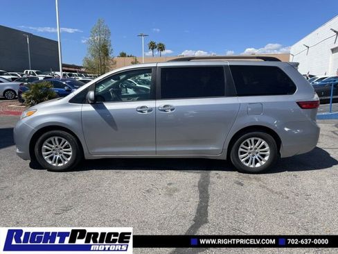Used 2017 Toyota Sienna XLE image 2