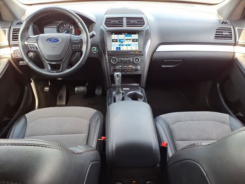 Used 2017 Ford Explorer XLT w/ Equipment Group 202A image 6