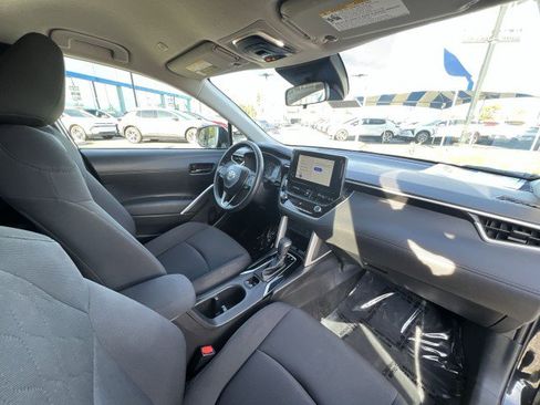 Used 2025 Toyota Corolla Cross LE image 28