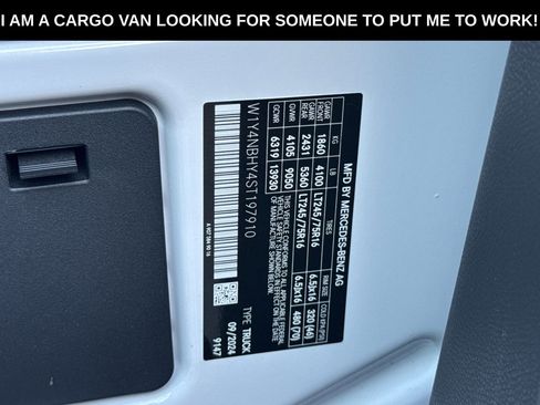 Used 2025 Mercedes-Benz Sprinter 2500 image 32