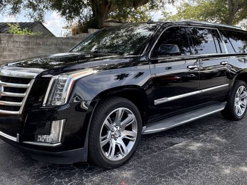 Used 2022 Cadillac Escalade Premium Luxury RWD image 1