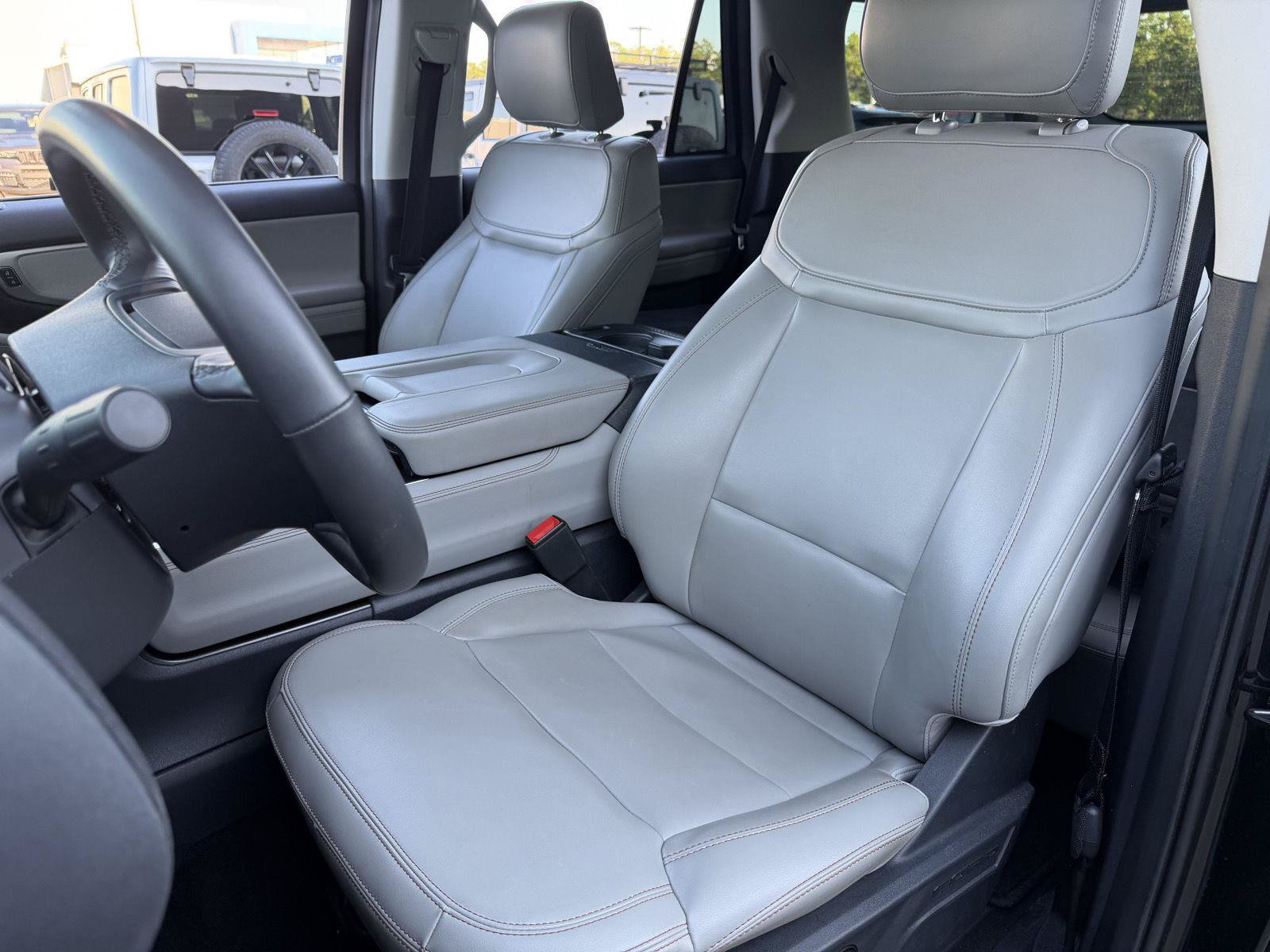 Used 2025 Ford Expedition Active AWD/4WD image 19