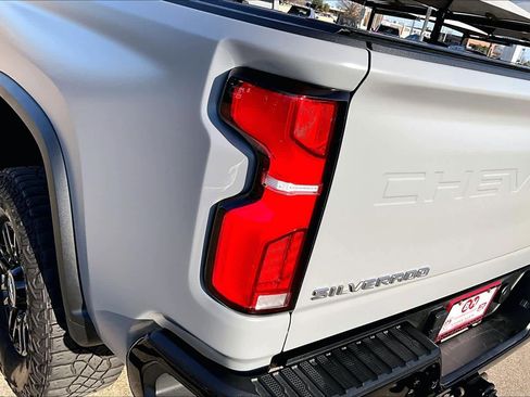 Used 2025 Chevrolet Silverado 2500 ZR2 w/ Technology Package image 28