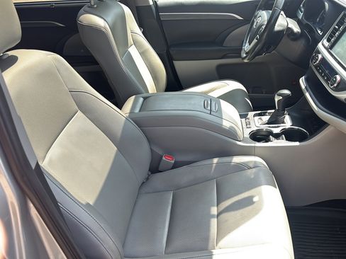 Used 2019 Toyota Highlander Limited Platinum AWD/4WD image 22