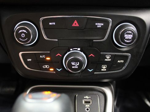 Used 2021 Jeep Compass Latitude w/ Sun and Sound Group AWD/4WD image 43