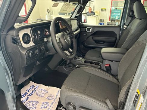 New 2026 Jeep Gladiator Sport AWD/4WD image 11