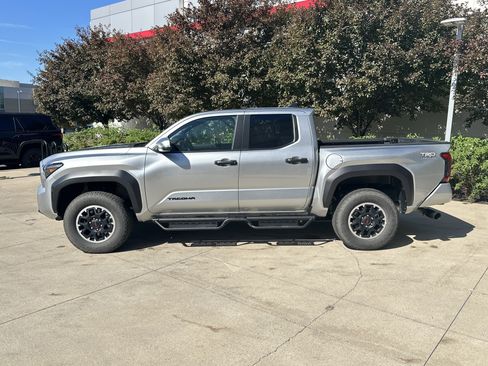 Certified 2025 Toyota Tacoma TRD Off-Road AWD/4WD image 9