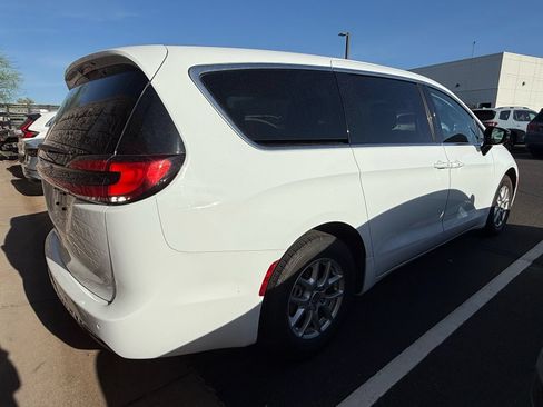 Used 2024 Chrysler Pacifica Touring-L FWD image 4