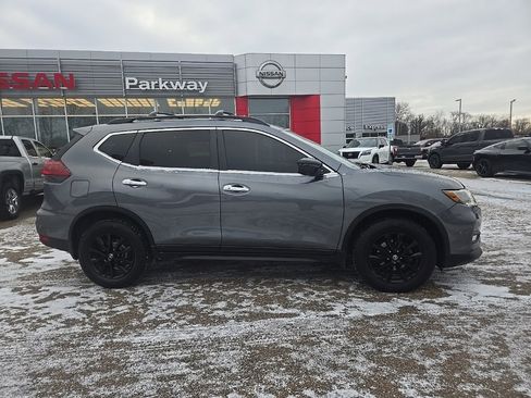 Used 2018 Nissan Rogue SV w/ Premium Package image 8