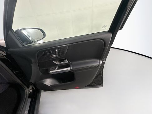 Used 2025 Mercedes-Benz GLB 250 4MATIC image 32