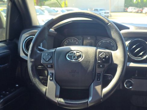 Used 2018 Toyota Tacoma TRD Sport RWD image 19