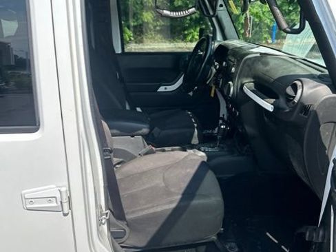 Used 2017 Jeep Wrangler Unlimited Sport w/ Connectivity Group AWD/4WD image 19