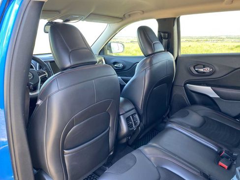 Used 2018 Jeep Cherokee Trailhawk AWD/4WD image 34