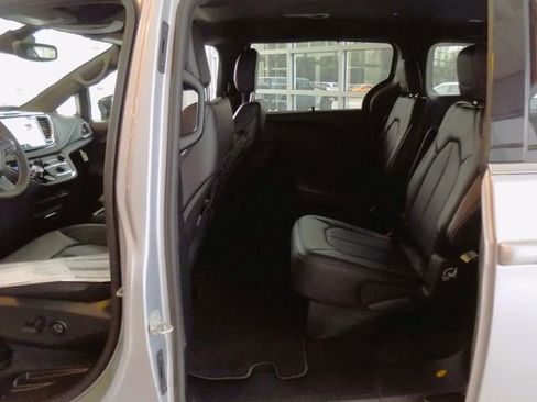 New 2026 Chrysler Pacifica Select FWD image 25