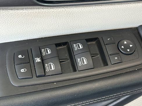 Used 2022 Chrysler Pacifica Touring-L w/ Uconnect Theater Family Group FWD image 18