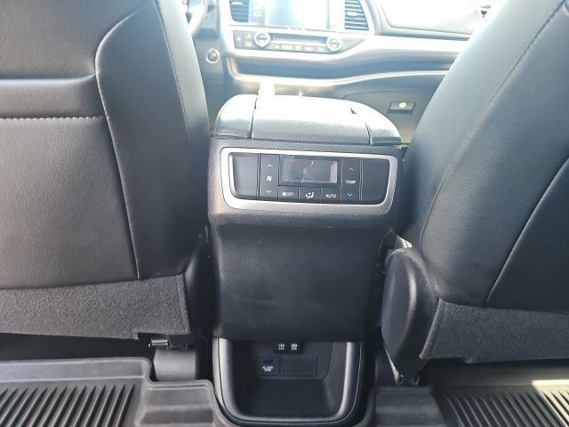 Used 2018 Toyota Highlander XLE AWD/4WD image 12