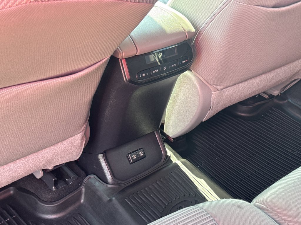 Used 2020 Toyota Highlander LE AWD/4WD image 39