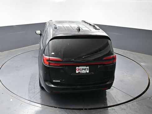 Used 2025 Chrysler Pacifica Limited FWD image 48