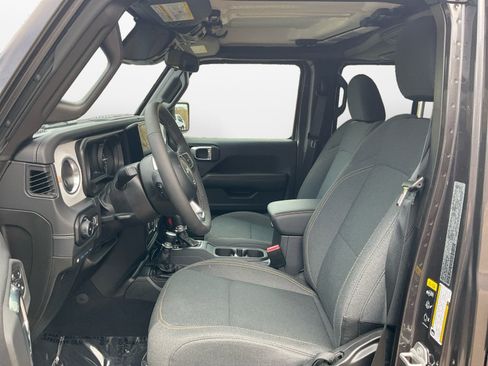 Used 2025 Jeep Wrangler Unlimited Sahara AWD/4WD image 9