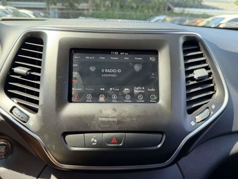 Used 2019 Jeep Cherokee Latitude Plus w/ Cold Weather Group AWD/4WD image 22