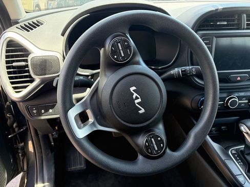 Used 2025 Kia Soul LX w/ LX Technology Package FWD image 12