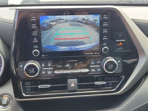 Used 2022 Toyota Highlander XLE image 27