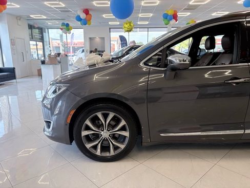 Used 2020 Chrysler Pacifica Limited w/ Tire & Wheel Group FWD image 6