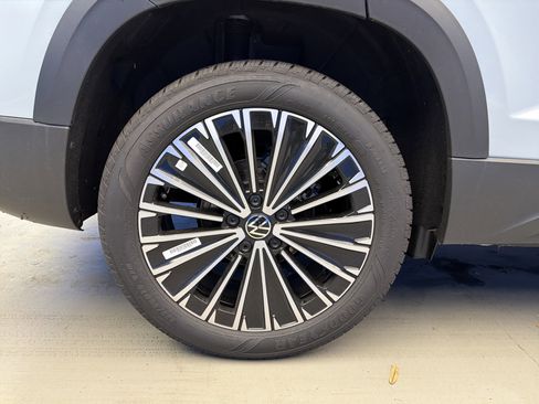 New 2026 Volkswagen Taos SE image 9