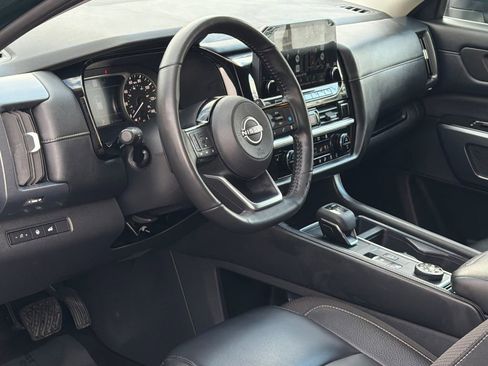 Used 2025 Nissan Pathfinder SL image 14