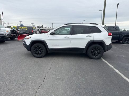 Used 2017 Jeep Cherokee Trailhawk w/ Comfort/Convenience Group AWD/4WD image 2