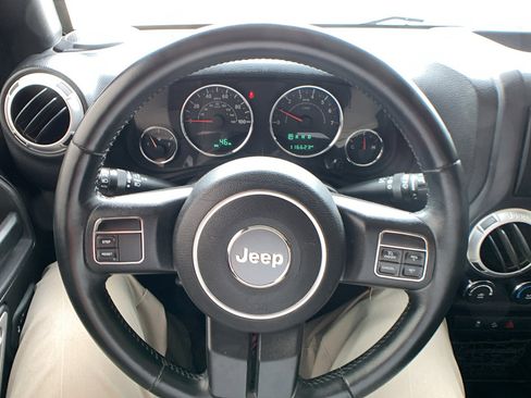 Used 2015 Jeep Wrangler Unlimited Sahara image 14