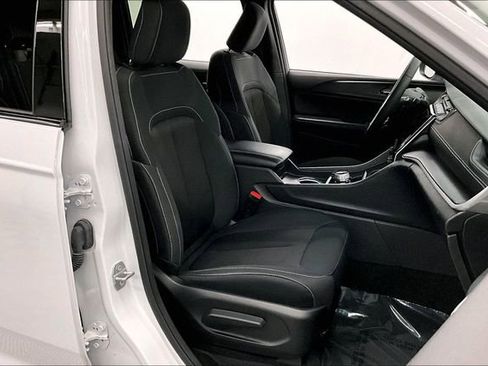 Used 2024 Jeep Grand Cherokee Laredo w/ Luxury Tech Group I image 8