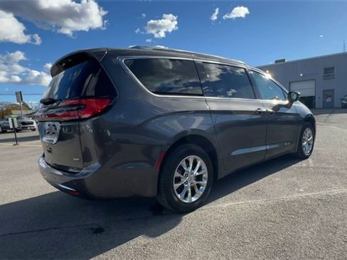Used 2021 Chrysler Pacifica Touring-L w/ Uconnect Theater Family Group image 8