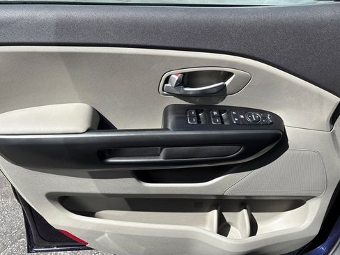 Used 2018 Kia Sedona LX w/ LX Essentials Premium Package FWD image 40