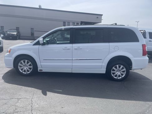 Used 2016 Chrysler Town & Country Touring image 5