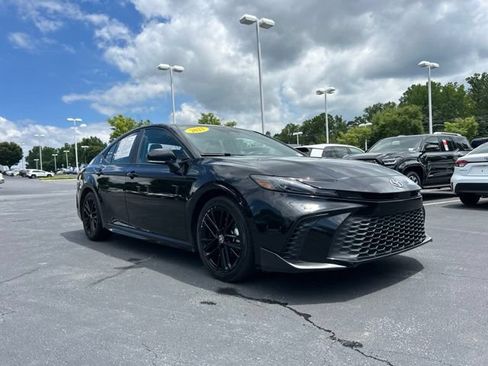 Used 2025 Toyota Camry SE FWD image 4