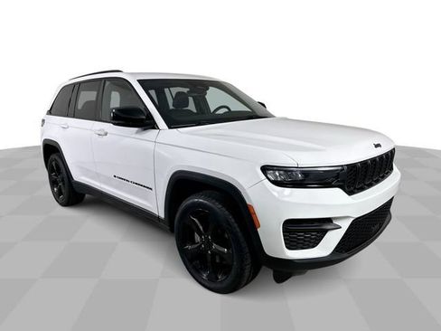 Used 2023 Jeep Grand Cherokee Altitude AWD/4WD image 2