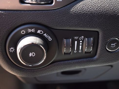 Used 2019 Jeep Cherokee Limited image 24