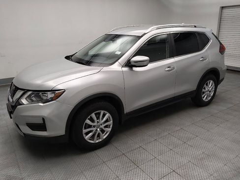 Used 2019 Nissan Rogue SV image 2