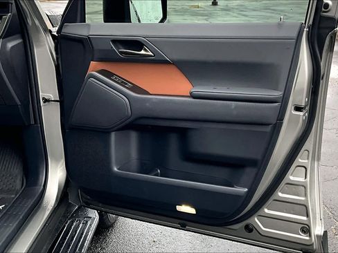 Used 2025 Lexus GX 550 w/ Accessory Package (2T) image 23