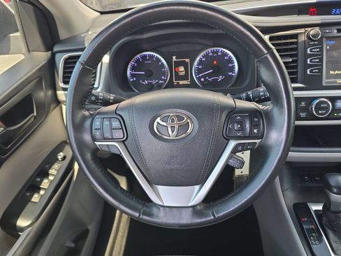 Used 2018 Toyota Highlander Plus FWD image 10