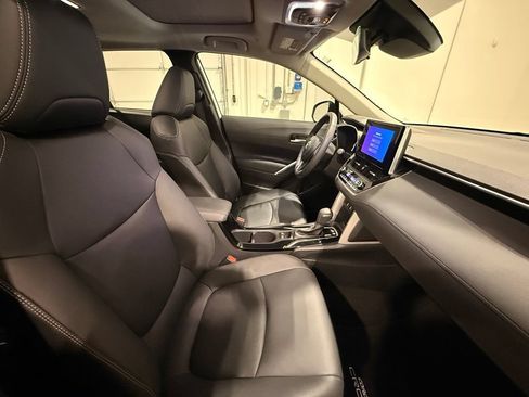 Used 2024 Toyota Corolla Cross XLE w/ Convenience Package FWD image 33